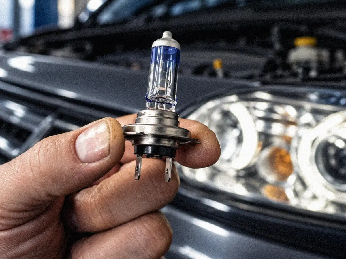 cambio-de-bombillas-taller-LuisCar